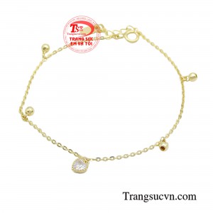 Lắc tay trái tim thanh mảnh với thiết kế thanh lịch, nhẹ nhàng phù hợp với mọi phong cách thời trang, từ trẻ trung, năng động đến thanh lịch, quý phái. 