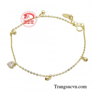 Lắc tay trái tim thanh mảnh vàng 10K không chỉ là món đồ trang sức đẹp mà còn mang ý nghĩa sâu sắc, thể hiện tình yêu thương, sự trân trọng dành cho người phụ nữ đeo nó.