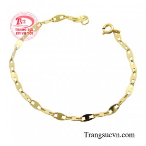 Lắc tay vàng cho bé yêu với  thiết kế trơn, đơn giản nhưng lại được nhiều cha mẹ lựa chọn làm quà cho con