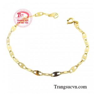 Tuy không có thêm bất kỳ phụ kiện hay họa tiết đi kèm, nhưng lắc tay kiểu trơn tạo cho bé sự thoải mái khi đeo.