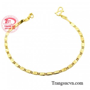 Với mong muốn khi đeo chiếc lắc tay con yêu luôn cảm nhận được tình yêu thương mà ba mẹ dành cho.