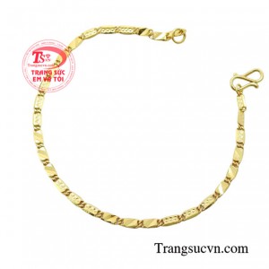 Lắc vàng trẻ em yêu thương được chế tác với từng chi tiết tỉ mỉ, nhẹ nhàng rất thích hợp với các em bé da mỏng. 