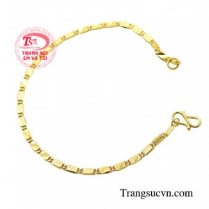 Chiếc lắc tay là sụ lựa chọn tuyệt vời mà ba mẹ muốn dành tặng cho con yêu không chỉ làm đồ trang sức mà còn mang đến sự may mắn, bình an cho con.