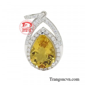 Mặt dây thạch anh vàng quý phái được chế tác trên chất liệu vàng 18k có độ tinh khiết cao, mang đến vẻ đẹp sang trọng và bền bỉ theo thời gian.