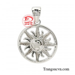 Mặt dây vàng tỏa sáng được chế tác từ vàng 10K cao cấp, mang đến độ sáng bóng hoàn hảo và bền đẹp theo thời gian. 