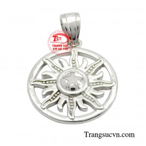Mặt dây được thiết kế trang nhã với biểu tượng mặt trời độc đáo, gắn kết hài hòa cùng với những chi tiết tỉ mỉ mang tới vẻ đẹp của một sản phẩm trang sức hoàn hảo.