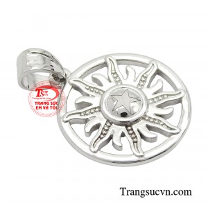 Với kích thước phù hợp để kết hợp với đa dạng kiểu dây chuyền, tạo nên điểm nhấn ấn tượng cho bộ trang phục. 