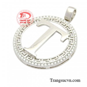 Đường nét thanh mảnh, uyển chuyển cùng độ bóng sáng tự nhiên của vàng trắng kết hợp với những viên kim cương sáng lấp lánh tạo nên vẻ đẹp sang trọng và đẳng cấp cho người đeo. 