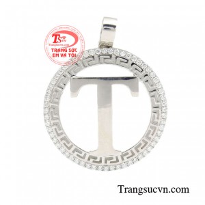 Mặt dây vàng trắng chữ T tinh tế sở hữu thiết kế thanh lịch và hiện đại, lấy cảm hứng từ hình dạng chữ T đơn giản nhưng đầy tinh tế.