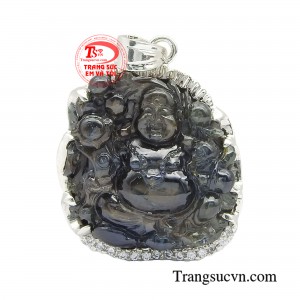Mặt di lặc bọc bạc may mắn được chạm khắc tỉ mỉ bởi đội ngũ thợ kim hoàn lành nghề, mang đến độ sáng bóng hoàn hảo và đường nét sắc nét.
