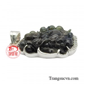 Hình ảnh Phật Di Lặc được khắc họa sống động với nụ cười hiền hậu, toát lên sự từ bi và an lạc.