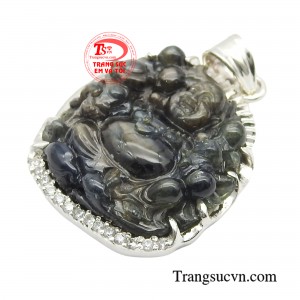Chính vì vậy mà mặt dây di lặc đang là món đồ trang sức được mọi người săn lùng.