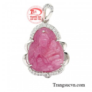 Mặt phật bình an được chạm khắc tỉ mỉ, tinh tế kết hợp với những viên kim cương sáng lấp lánh.