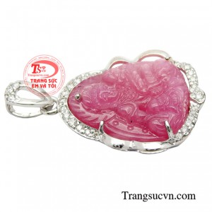 Mặt phật bình an khi đeo trên người không chỉ là món đồ trang sức mà nó còn giống như một vật phong thủy mang lại may mắn, bình an cho người sử dụng. 