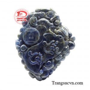Đá Sapphire không chỉ mang ý nghĩa về sự bình an mà còn được coi là biểu tượng của trí tuệ và hiểu biết. 