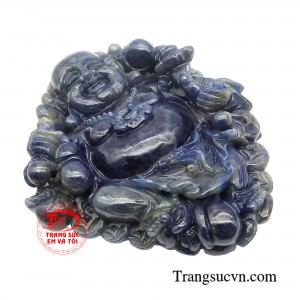 Với thiết kế tinh tế, mặt phật di lặc được chế tác từ đá Sapphire tự nhiên, với màu sắc dịu nhẹ và lấp lánh mang hình thái ung dung, tự tại, có nụ cười hiền hậu mang đến mọi sự an lạc khi đeo trên người. 