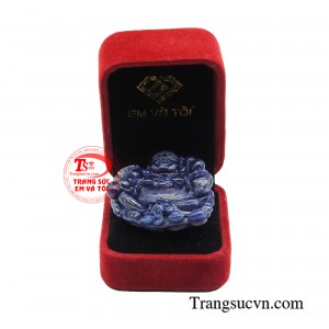 Bên cạnh đó, đeo Phật Di Lặc bên mình còn giúp gia tăng vận may, bảo hộ bình an, kích hoạt tài lộc và thành công, hướng tới cuộc sống tươi vui, an nhàn.