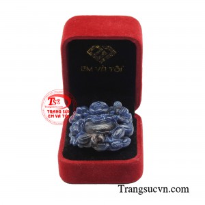 Sản phẩm được chạm khắc tinh xảo trên nền chất liệu sapphire xanh giúp bạn mở mang đầu óc để tiếp nhận điều mới mẻ. 