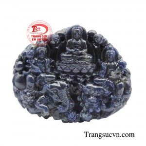 Nhìn vào chiếc mặt dây, ta có thể cảm nhận được sự yên bình và lòng thành kính trước sự hiện diện của 3 vị Đức Phật. 