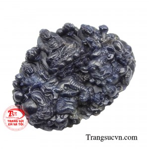 Mặt Sapphire bộ 3 phật bản mệnh với nét đẹp tinh xảo đến từ sự tỉ mỉ và chi tiết mỗi đường nét đã tạo nên một vẻ đẹp tinh tế và thu hút. 