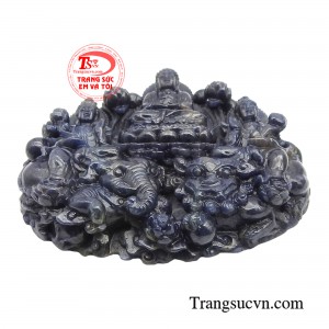 Mặt sapphire mang nét biểu cảm thanh tịnh, trang nghiêm và an lành. 