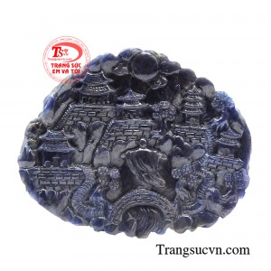 Khuôn mặt của Phật được chạm khắc với sự tĩnh lặng và nhẹ nhàng, thể hiện sự bình an và thanh thản của Đức Phật trong sự khởi đầu mới.