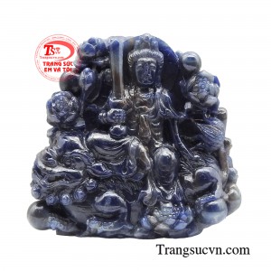 Mặt Sapphire Văn Thù Bồ Tát được phác họa với tay phải cầm một thanh kiếm Bát Nhã để trừ yêu, diệt tà, chặt đứt mọi phiền não vô minh