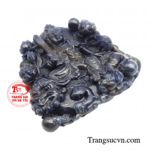 Tay trái Ngài cầm quyển kinh Bát Nhã đại diện cho sự tỉnh thức, giác ngộ. 