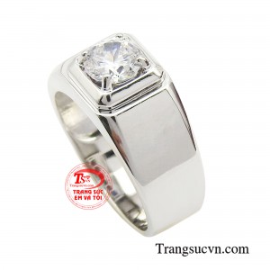 Chiếc nhẫn được chế tác với những đường nét nhẹ nhàng rất phù hợp với những người đàn ông yêu thích sự đơn giản nhưng cũng không kém phần phong độ.