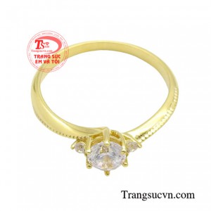 Chiếc nhẫn này được chế tác trên chất liệu vàng 14k có độ cứng cao, ít bị trầy xước, móp méo, giúp bạn an tâm sử dụng trong mọi hoạt động.