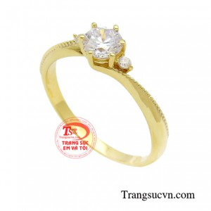 Điểm nhấn chính là phần mặt nhẫn được tô điểm bởi viên đá lấp lánh, tỏa sáng rực rỡ dưới mọi ánh sáng.