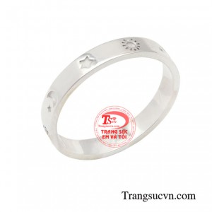 Nhẫn quý cô vàng trắng tinh tế được thiết kế theo phong cách đơn giản, hài hòa với gam màu trắng thuần sắc góp phần mang đến sự sang trọng cho vẻ ngoài của bạn.