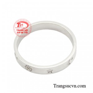 Chiếc nhẫn luôn là món phụ kiện quan trọng để quý cô phối với những bộ đồ.