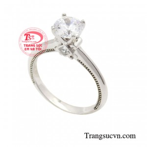Chiếc nhẫn toát lên vẻ đẹp nhờ viên đá chủ cz sáng lấp lánh, giúp cho đôi tay của nàng thêm phần mềm mại và uyển chuyển hơn.