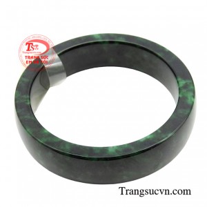 Vòng tay ngọc cẩm thạch vượng khí với thiết kế màu xanh lục cùng với những đường nét tỉ mỉ giúp cho mọi người khi đeo mang lại nhiều may mắn, thu hút tài lộc trong kinh doanh. 