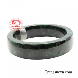 Không chỉ có ý nghĩa về mặt phong thuỷ vòng cẩm thạch còn là món trang sức nhằm tôn lên vẻ đẹp quý phái của người phụ nữ.