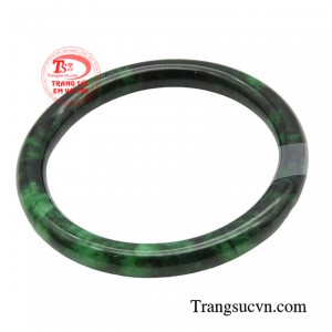 Vòng tay ngọc cuốn hút là một trong những loại vòng cẩm thạch nhận được nhiều sự tin tưởng của quý cô quyền quý.