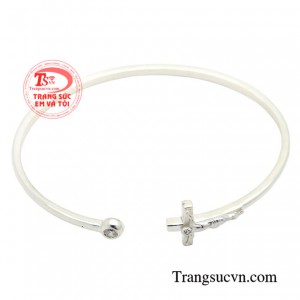 Vòng tay thánh giá bạc cầu nguyện được làm từ chất liệu bạc cao cấp, đảm bảo độ sáng bóng và bền đẹp theo thời gian.