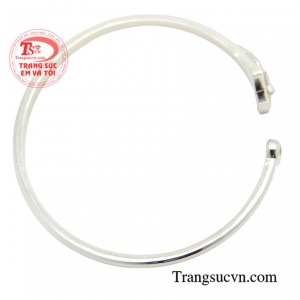 Vòng tay thánh giá bạc không chỉ là một món phụ kiện thời trang đơn thuần mà còn mang giá trị tâm linh sâu sắc.