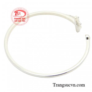 Đeo vòng tay thánh giá bạc bên mình như một lời nhắc nhở về đức tin, giúp bạn luôn hướng đến những điều tốt đẹp và sống một cuộc sống an nhiên, thanh thản.