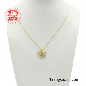 Bộ dây chữ H mang vẻ đẹp sang trọng, tinh tế mang lại sự thu hút cho người đeo. 