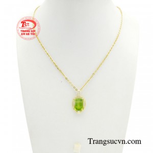 Bộ dây vàng peridot thanh lịch tượng trưng cho vẻ đẹp duyên dáng nhưng không kém phần sang trọng của nàng.