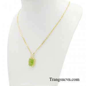 Bộ dây được kết hợp giữa đá Peridot và kim cương, màu xanh của đá tượng trưng cho sự sinh sôi nảy nở, sức sống mãnh liệt và may mắn, kim cương mang đến vẻ đẹp quý phái, đảng cấp. 