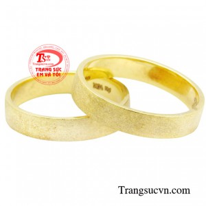 Cặp nhẫn cưới thủy chung được thiết kế thanh lịch, đơn giản, đề cao phong cách nhẹ nhàng là mẫu nhẫn cưới vàng đang dẫn đầu mọi xu hướng trang sức cưới được yêu thích.