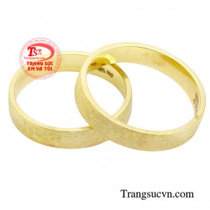 Có thể nói, nhẫn cưới thủy chung giống như một sợi dây gắn chặt hai con người lại với nhau, là những minh chứng cho tình yêu không thể tách rời.