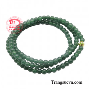 Chuỗi vòng ngọc cẩm thạch bình an được chế tác từ những viên ngọc cẩm thạch tự nhiên, trải qua quá trình khai thác và chế tác tỉ mỉ, mỗi chuỗi vòng tay đều mang một vẻ đẹp độc đáo, riêng biệt.