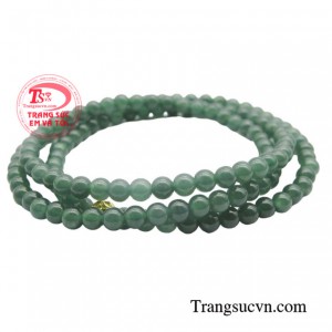 Chuỗi vòng được thiết kế bởi những viên ngọc cẩm thạch nhỏ nhắn nhưng không kém phần sang trọng cho người đeo.