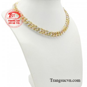 Chiếc dây chuyền này nàng có thể phối hợp với các trang phục thanh lịch, năng động hay cá tính để tạo điểm nhấn cho set đồ của mình.