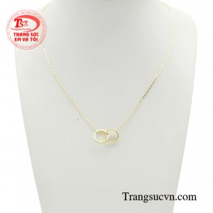 Dây chuyền phái đẹp thanh lịch cùng vẻ đẹp đắm say khi kết hợp cùng chất liệu vàng 10K đẳng cấp, hớp trọn mọi ánh nhìn giúp nàng nổi bật hơn.