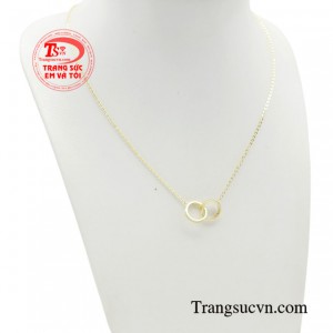 Kết hợp cùng kỹ thuật chế tác tinh xảo đã mang đến nét uyển chuyển, duyên dáng, không thể rời mắt cho mẫu thiết kế dây chuyền xinh xắn này.
